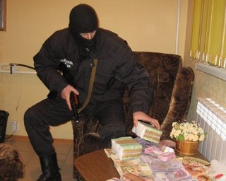 Налоговой разрешено забирать наличность из кассы должника