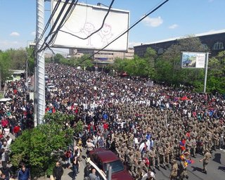 К демонстрантам в Армении присоединились военные