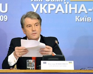 Ющенко угрожает распустить Раду, если она провалит его Конституцию