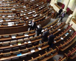 Регионалы и коммунисты покинули зал заседаний Рады в знак протеста против символики УПА