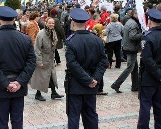Колонны оппозиционеров сходятся к парламенту