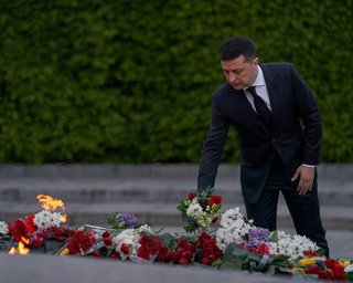 День победы: Зеленский почтил память погибших у Вечного огня в Киеве и на Закарпатье
