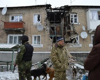 Снаряд террористов попал по кафе в Счастье: двое погибших, - ОГА