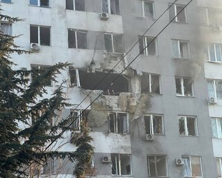 Повреждены квартиры на нескольких этажах: российский БпЛА попал в дом в Одессе (фото)