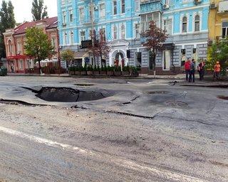 В Киеве возле "Олимпийского" на дороге образовались огромные дыры