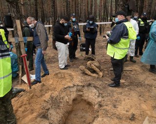 "Викликають жах": політики почали реагувати на масове поховання в Ізюмі