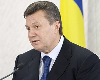 Янукович потребовал от Табачника отчет о закрытии украинских школ