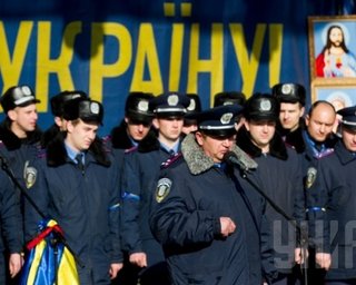 Львовские милиционеры заявили, что дадут отпор, если в сторону активистов будет хоть один выстрел