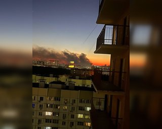 В российском Воронеже горит крупный ТЦ: перед этим в городе слышались взрывы на фоне массированной атаки (видео)