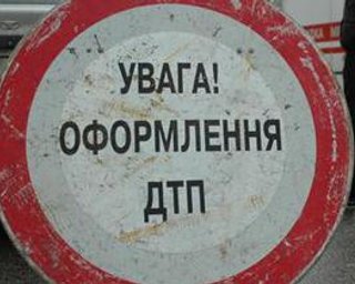 В Киеве джип врезался в автобус: есть жертвы