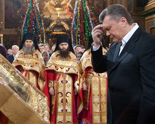 Янукович собственноручно убрал одно железное ограждение возле собора