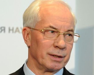 Азаров назвал отрасли, где власть не справляется