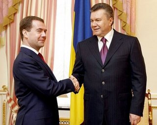 Медведев поздравил Януковича по телефону и телеграммой