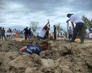 Головний приз лише 640 доларів: в Угорщині пройшли дивні змагання на кладовищі
