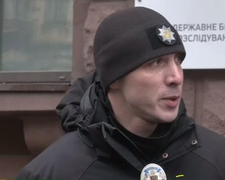 Патрульний Петрик, який завадив Трухіну втекти з місця ДТП, прийшов на допит у ДБР (відео)