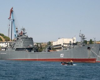 В Крыму ГУР ударило по БДК "Ямал" и "Николай Фильченков" РФ: экипаж был на палубе (видео)