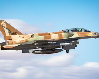 Редкий обвес: истребитель F-16I оснастили ракетами Rampage наземного базирования (фото)