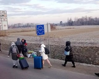 Виїзд жінок за кордон: адвокат пояснив, кого мають право не випускати за межі України