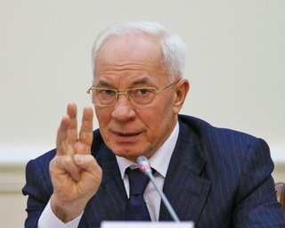 "Київ вкидує різні версії мирного плану": експрем'єр Азаров, що втік до РФ, обурився заявами Зеленського