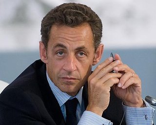 Ливия: Саркози предлагает нанести авиаудары по силам Каддафи