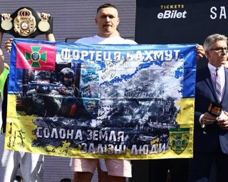 З прапором із Бахмута та піснею: як минуло відкрите тренування Усика напередодні бою з Дюбуа