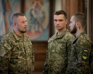 Контракты для молодежи 18-24 лет и "мотивационные": набирают ли центры рекрутинга людей в ВСУ (видео)