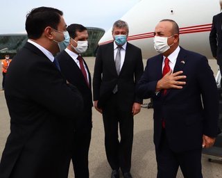 Глава МИД Турции прилетел в Баку. Он заявил, что его страна поддержит Азербайджан в войне