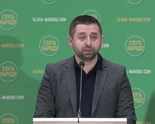 "Кричал на каждом шагу, что он патриот". Арахамия предложил запретить Порошенко посещать Раду