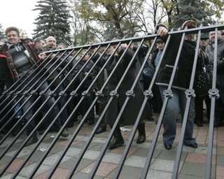 На пикетчиков, сломавших забор под Верховной Радой, завели дело