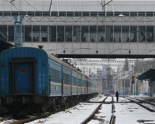 Азаров поручил обеспечить дополнительные поезда на зимние праздники