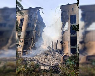 Обвалився цілий під'їзд: росіяни скинули бомбу на багатоквартирний будинок у Херсоні (фото)