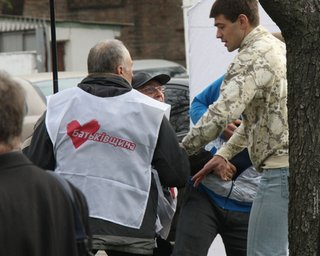 Возле харьковского суда бютовца ударили по голове металлической трубой