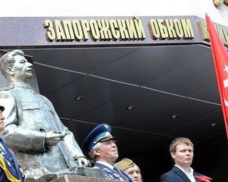 Коммунисты: памятник Сталину не обезглавлен (видео)