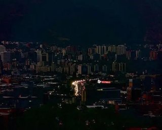 "Уважно стежать": Білий дім відповів, чи причетні США до вибухів та стрілянини у столиці Венесуели