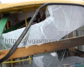В Киеве маршрутка снесла 25 метров ограждения: двое пострадавших