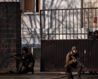 Стрілянина та вибухи: у день заснування Херсона у місті почалися вуличні бої (відео)