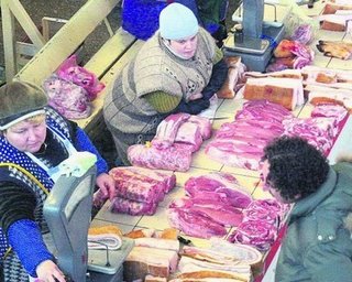 Рыночные торговцы ежемесячно платят миллионные взятки
