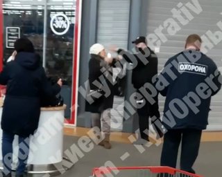 В Киеве уволили полицейского, избившего женщину за отказ носить маску (видео)