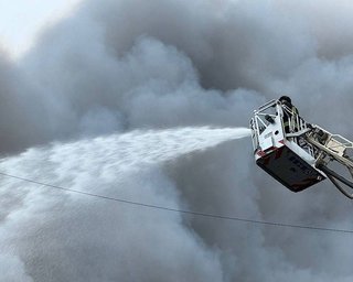 ВС РФ атаковали частный бизнес в Днепре: горят склады бинтов, шин и шоколада (фото, видео)