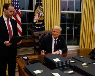 Трамп вернул в Овальный кабинет красную кнопку: для чего она (фото)