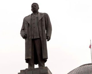 Памятник Сталину из Гори могут перенести в Петербург