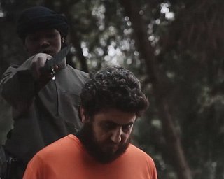 Боевики ИГИЛ опубликовали видео казни заложника малолетним джихадистом