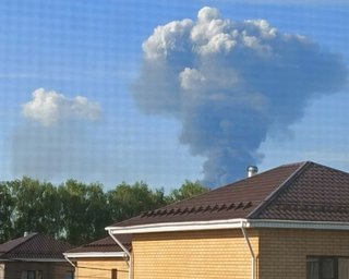 Здійнявся стовп диму: дрони атакували НПЗ у Кстово за 800 км від кордону з Україною (відео)