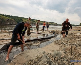 Изготовленная из дуба: после подрыва Каховской ГЭС нашли тысячелетнюю лодку (фото)