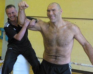 Валуев оказался тяжелее Хэя на 44,4 килограмма