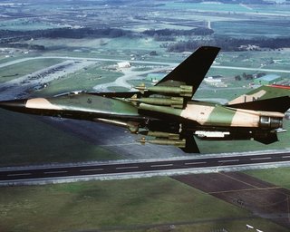 Бомбардувальник F-111 Aardvark — літак на прізвисько "Шепіт смерті"