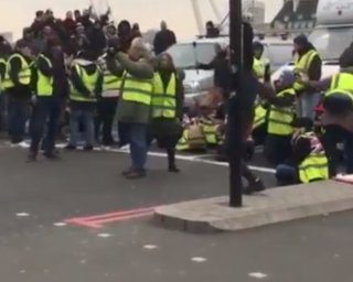 В Лондоне"желтые жилеты" заблокировали Вестминстерский мост