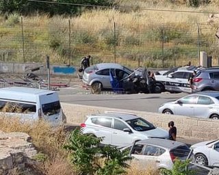 В Иерусалиме автомобиль въехал в толпу людей, пострадали полицейские (видео)