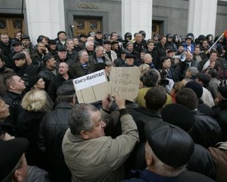 Чернобыльцы требуют урезать льготы депутатам и чиновникам