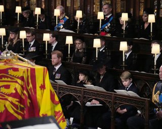 Принцеса Шарлотта та принц Гаррі посміхнулися одне одному під час похорону королеви (відео)